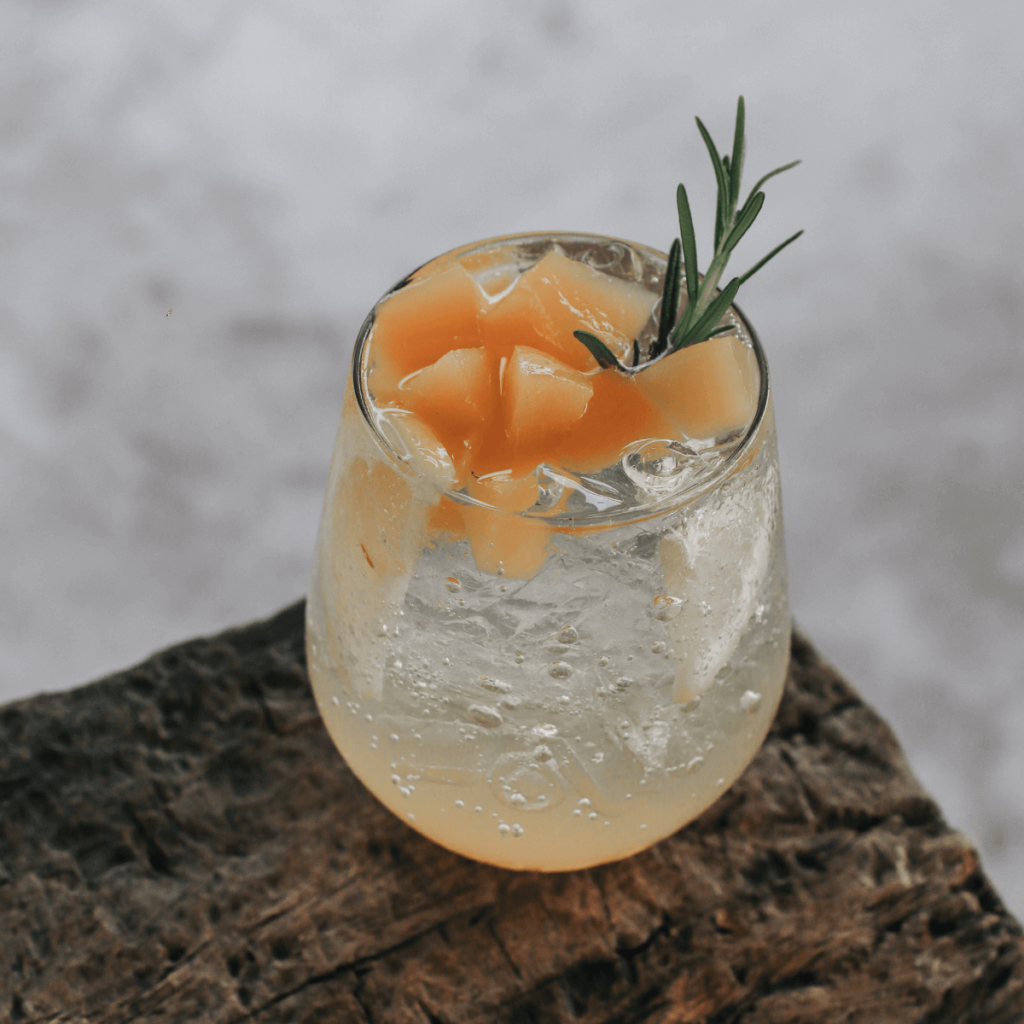 herbata na zimno, iced tea, cold brew tea z lodem i dodatkami